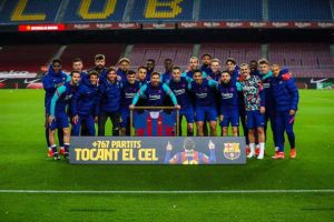 تكريم ليونيل ميسي برقمه الجديد مع برشلونة