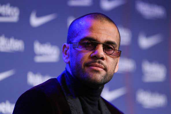 ألفيس: مستعد لإقناع ميسي بالعودة إلى برشلونة
