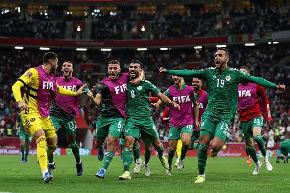 الجزائر تتوج بكأس العرب للمرة الأولى في التاريخ بعد الفوز على تونس