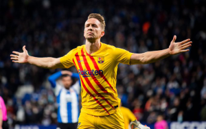 دي يونج يمنح التعادل لبرشلونة في ديربي كتالونيا